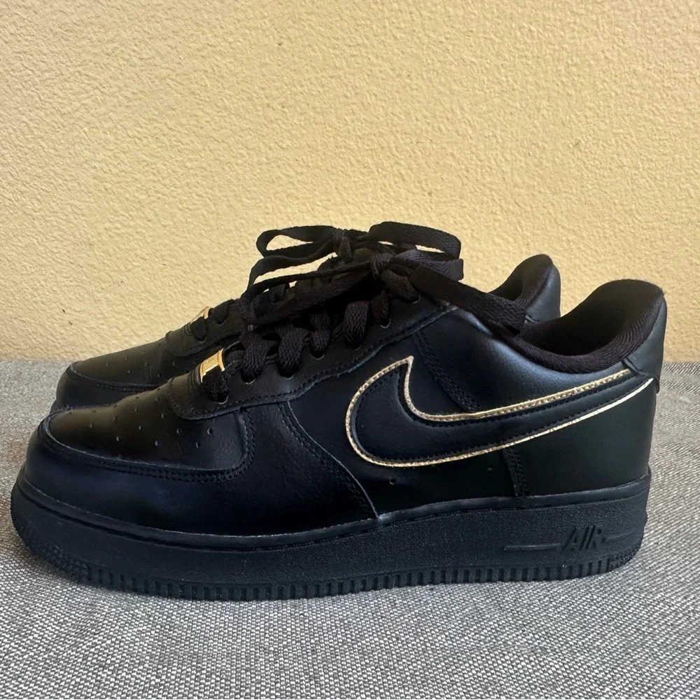 Nike Air Force 1 '07 Essential Black With Gold Piping Women’s Size 8. 5 EUC!